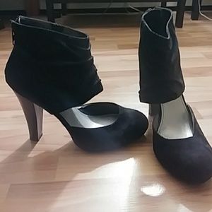 Fergalicious 8.5 black suede bootie pumps